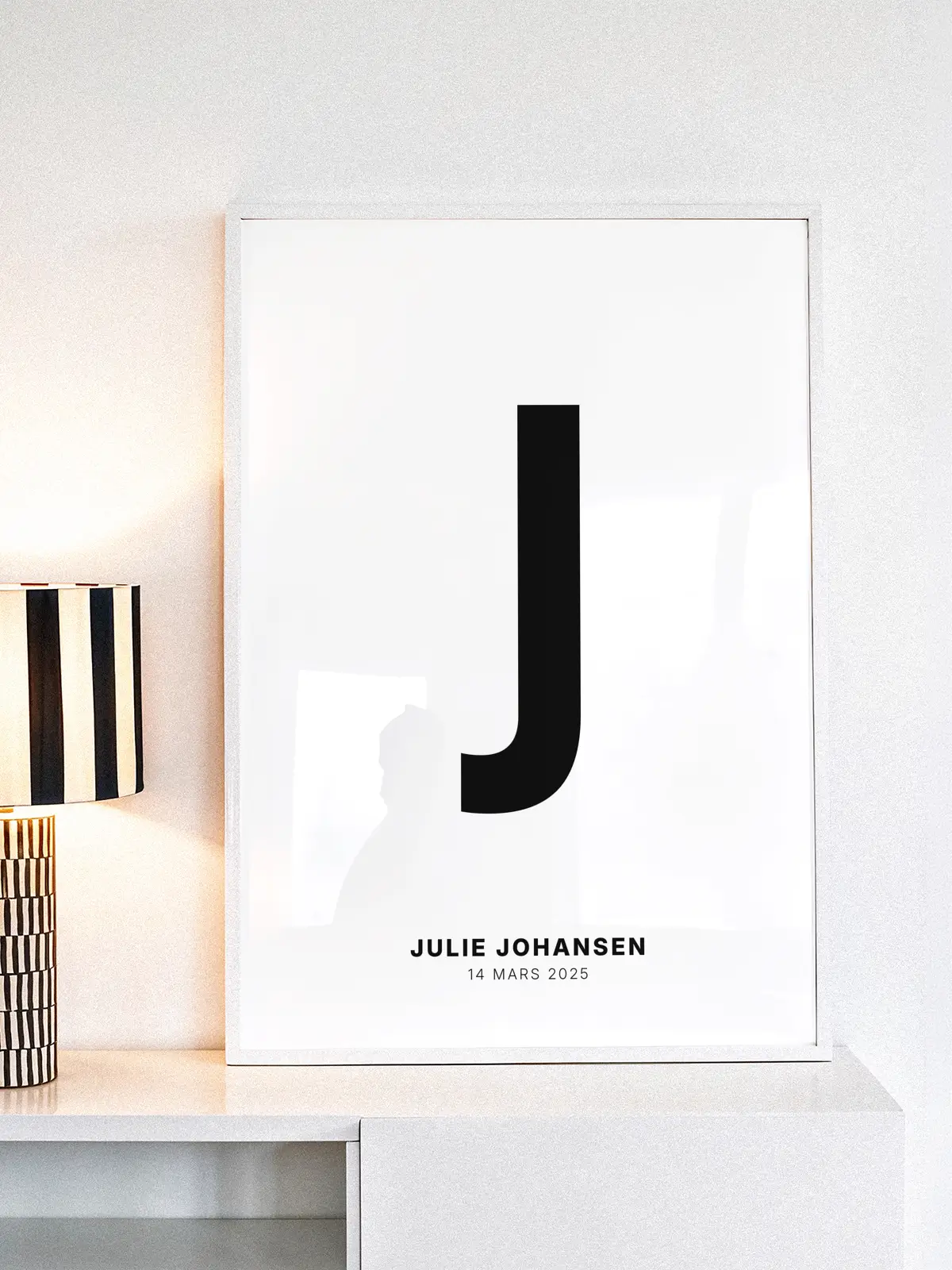 J – Personlig bokstavplakat med egen tekst